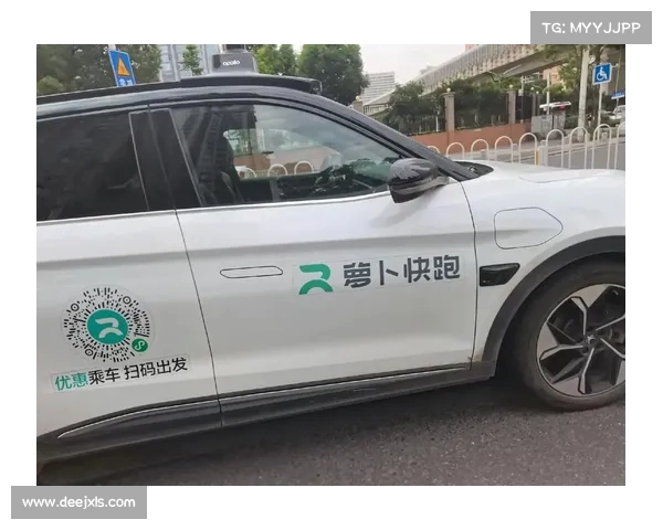 武汉大妈与萝卜快跑碰撞事件引发关注,法律部门介入网友纷纷留言 武汉大妈与萝卜快跑碰撞事件引发关注,法律部门介入网友纷纷留言